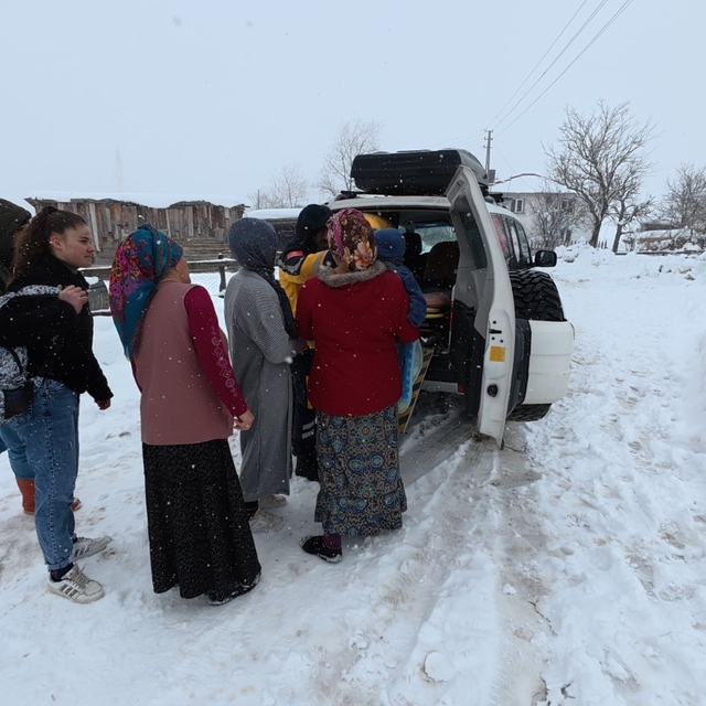 Samsun'da UMKE ekibi karla kaplı yolda hasta bebek için seferber oldu