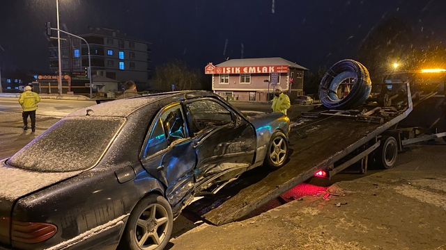 Çubuk'ta hafif ticari araçla otomobilin çarpıştığı kazada 3 kişi yaralandı