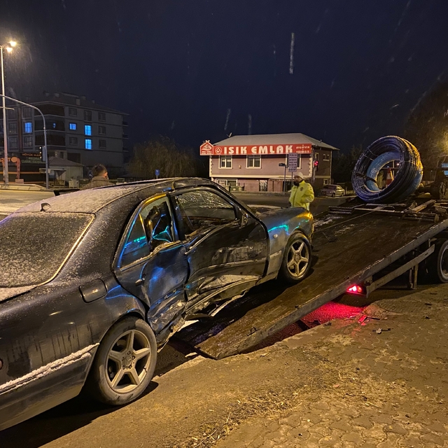 Çubuk'ta hafif ticari araçla otomobilin çarpıştığı kazada 3 kişi yaralandı