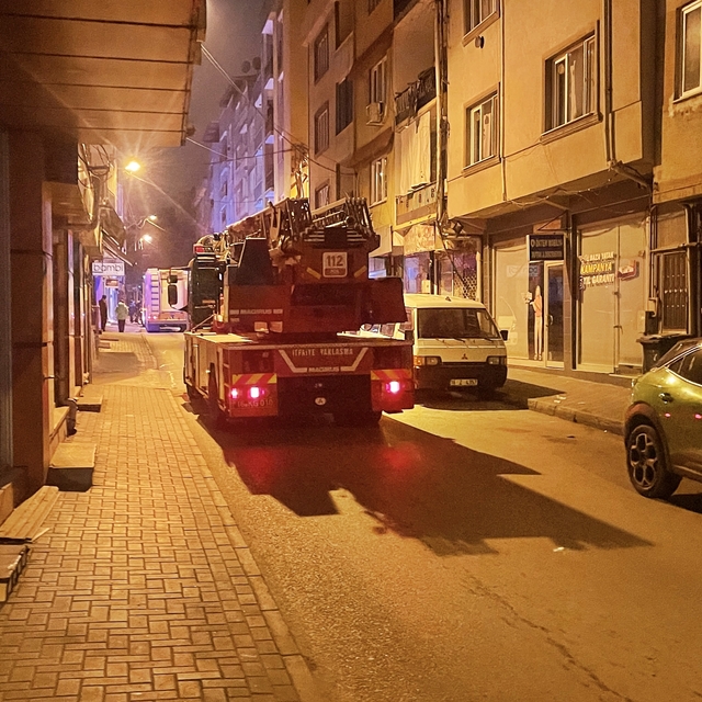 Bursa'da üç katlı evin çatısında çıkan yangın söndürüldü