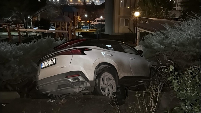 Kocaeli'de cipin sitenin otoparkından ağaçlık alana devrilmesi kamerada