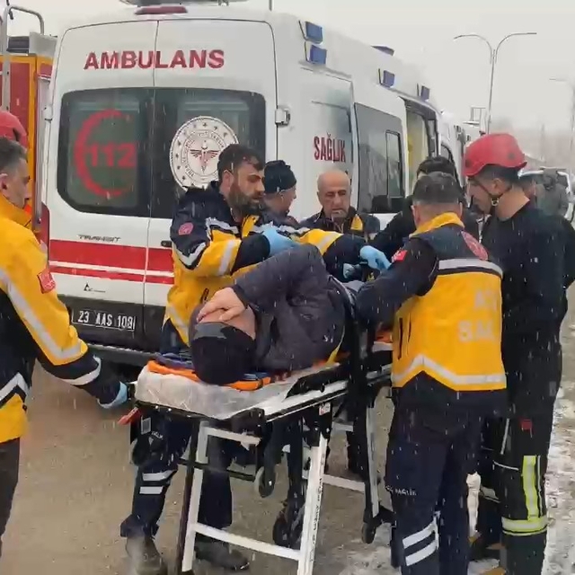 Kayganlaşan yolda istinat duvarına çarpan minibüsteki 6 kişi yaralandı