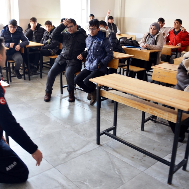 AFAD'dan öğrencilere deprem, öğretmenlere yangın eğitimi