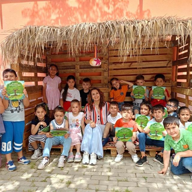 Minikler, geri dönüşümle oluşturdukları kitap okuma alanında yazarları ağır...