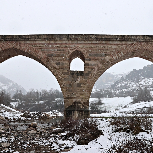 Samsun'da tarihi Kurt Köprü'nün karla buluşması havadan görüntülendi