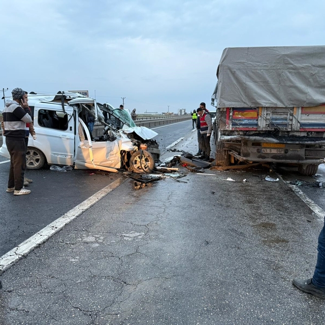 Mardin'de kamyona arkadan çarpan hafif ticari araçtaki 1 kişi ağır yaraland...