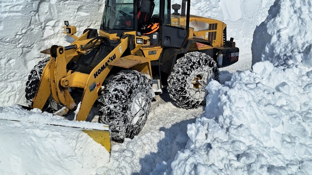 Sivas'ta ekiplerin karın iş makinesinin boyuna ulaştığı bölgede zorlu mesaisi