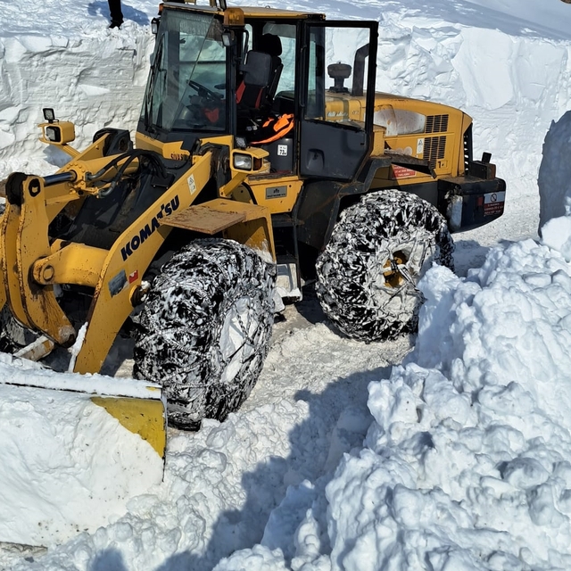Sivas'ta ekiplerin karın iş makinesinin boyuna ulaştığı bölgede zorlu mesai...