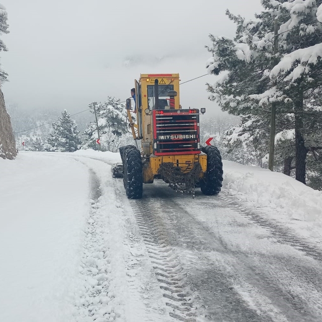 Kayseri'de kar nedeniyle kapanan 70 mahalle yolu ulaşıma açıldı