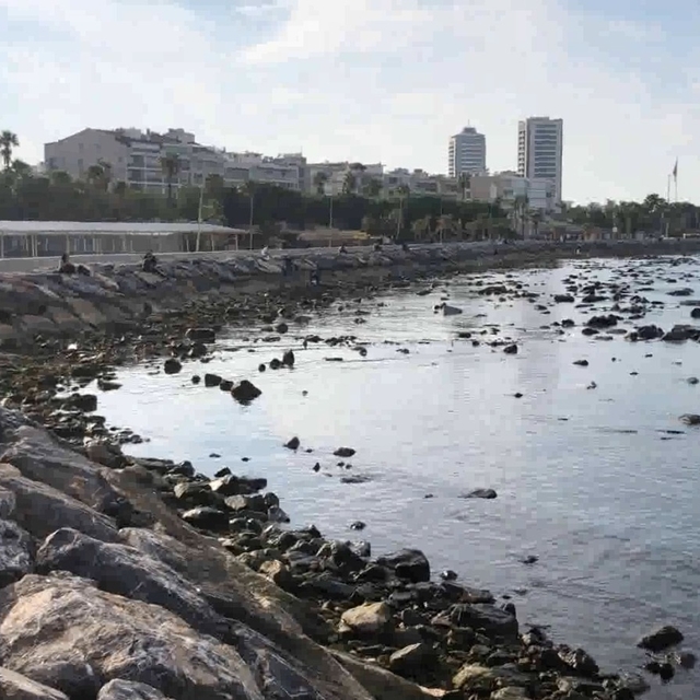 İskenderun'da deniz çekildi