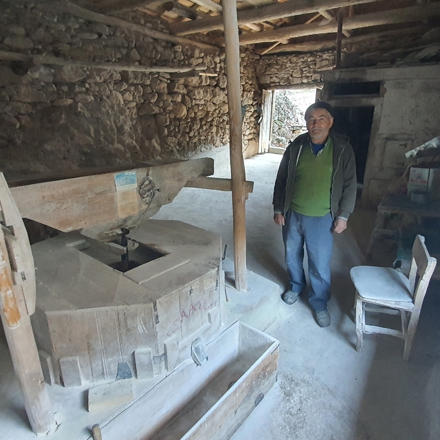 Manisa'da tarihi su değirmeninin çarkları derenin yükselmesiyle dönmeye baş...