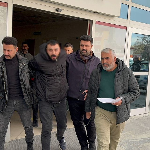 Eşinin boşanma dilekçesini yazan arzuhalcinin minibüsünü kurşunlattı