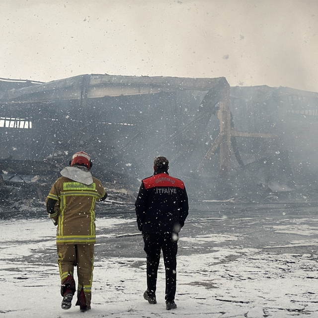 Afyonkarahisar'daki fabrika yangınında soğutma çalışmaları sürüyor