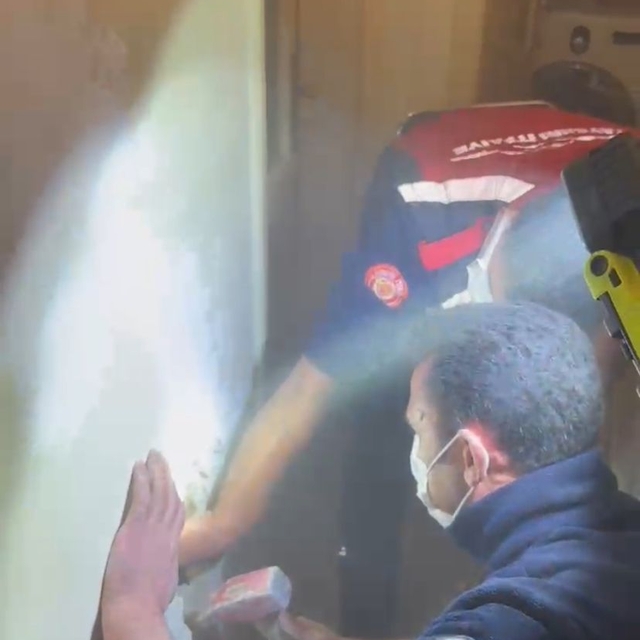 Kayseri'de bacaya sıkışan kedi itfaiye tarafından kurtarıldı