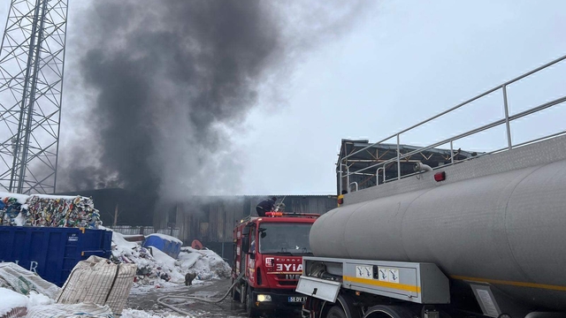 Plastik geri dönüşüm deposunda çıkan yangın, 1 saatte söndürüldü