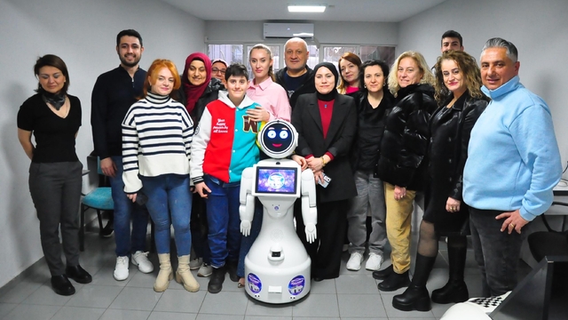 Robot 'Galaksi', sürücü kursunda eğitmenlik yapıyor