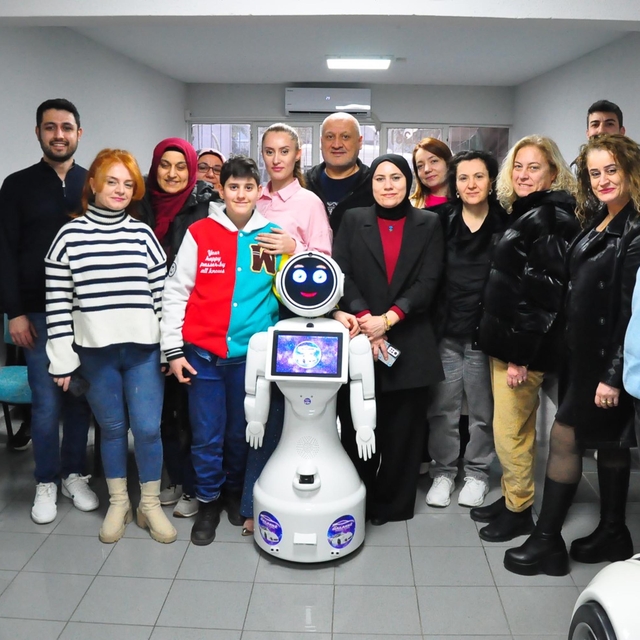 Robot 'Galaksi', sürücü kursunda eğitmenlik yapıyor