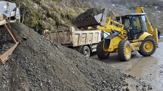 Giresun'daki heyelanlarda ortaya çıkan kaya parçaları yol çalışmalarında değerlendiriliyor