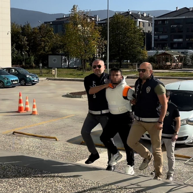 Soyduğu markete girmeden önce bıçağı kanlı gibi görünmesi için boyamış