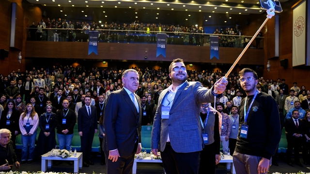 Gençlik ve Spor Bakanı Osman Aşkın Bak, ÜNİDES 2. Dönem Öğrenci Topluluk Temsilcileri Buluşması'na katıldı