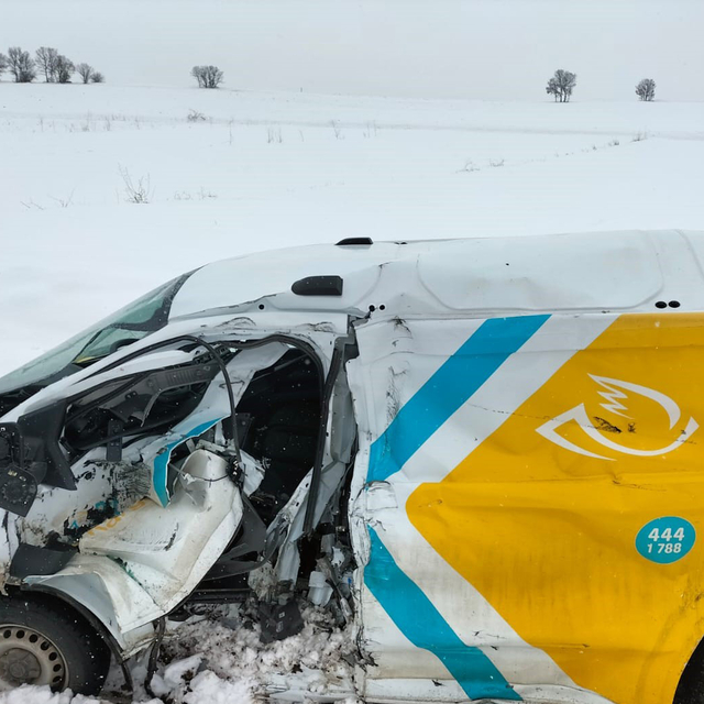 Yük treni, hemzemin geçitte kargo aracına çarptı; sürücü yaralı