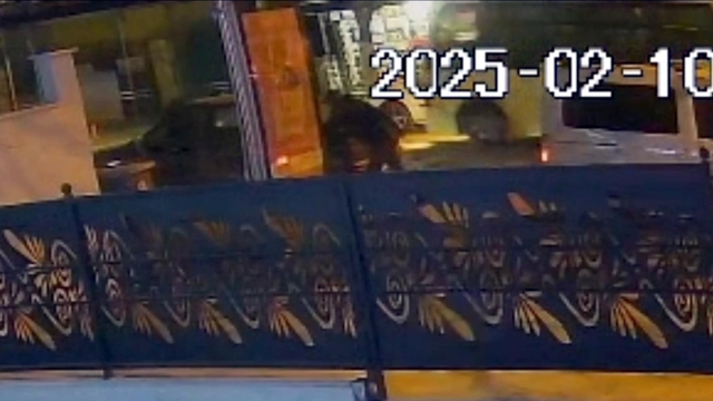 Marketten çıkarken silahlı saldırıda yaralandı