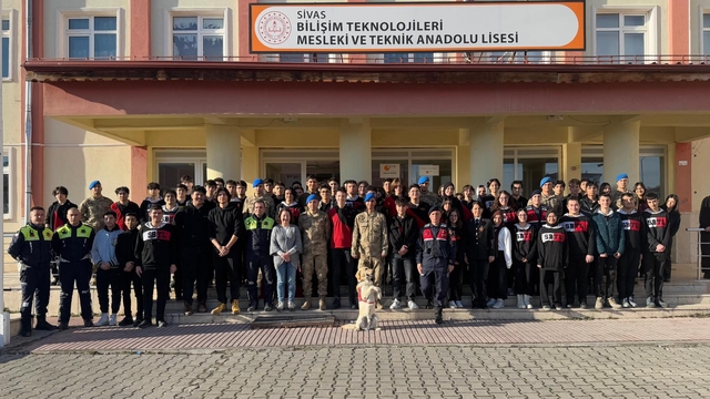 Sivas'ta lise öğrencileri jandarmanın öğrenci temini konusunda bilgilendirildi