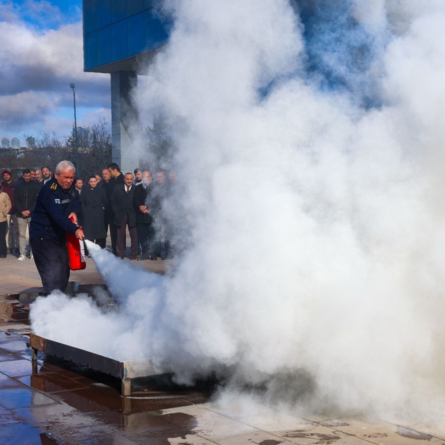 Gölbaşı Belediyesi personeline yangınla mücadele eğitimi verildi