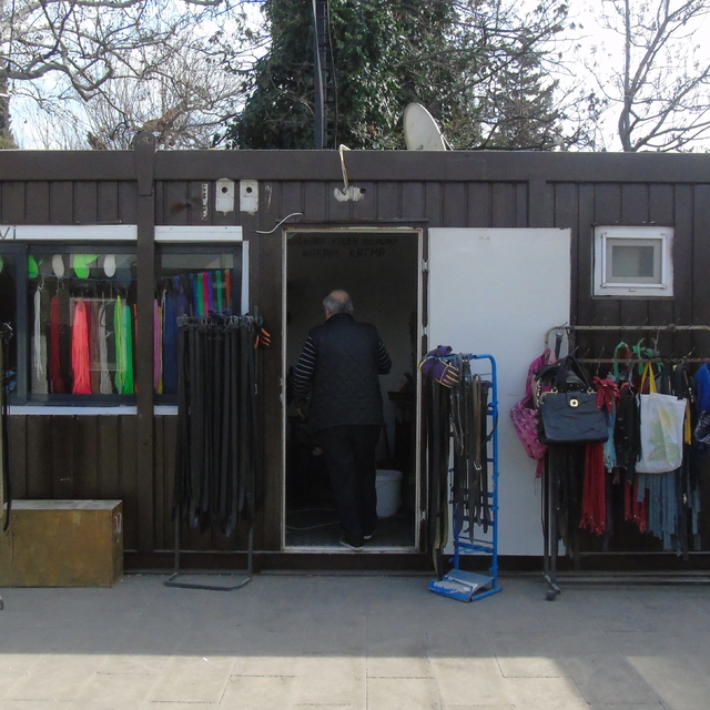 Yarım asırlık ayakkabı tamircisi, deprem sonrası konteynerde işine devam ed...