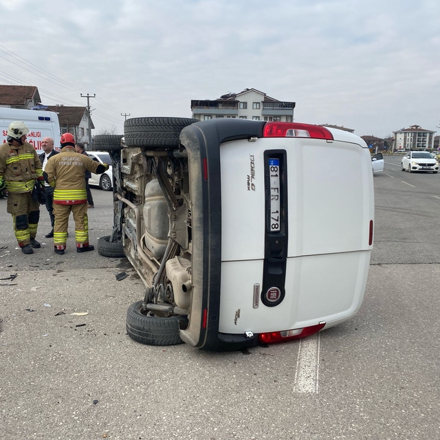 Düzce'de hafif ticari araç ile otomobilin çarpıştığı kazada 2 kişi yaraland...