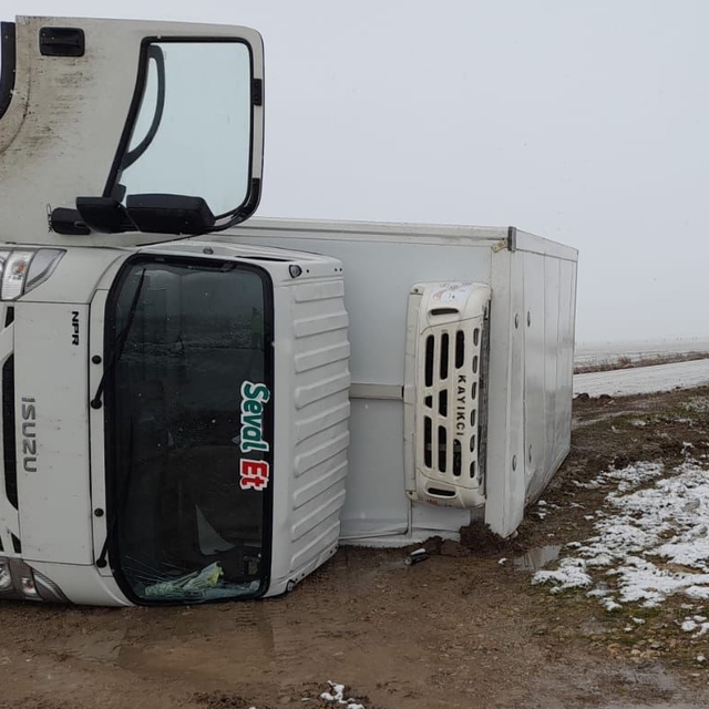 Amasya'da devrilen kamyondaki 2 kişi yaralandı