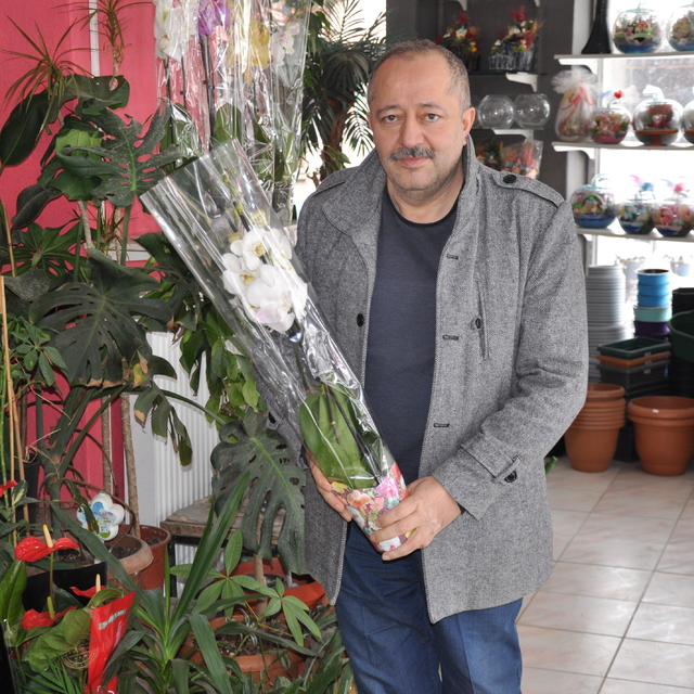 Gümüşhacıköy'de çiçekçiler 14 Şubat'a hazırlanıyor