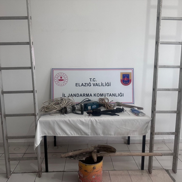 Elazığ'da kaçak kazı yapan 3 kişi suçüstü yakalandı