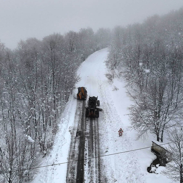 Bafra'da 19 kırsal mahallede kar küreme çalışması yapılıyor