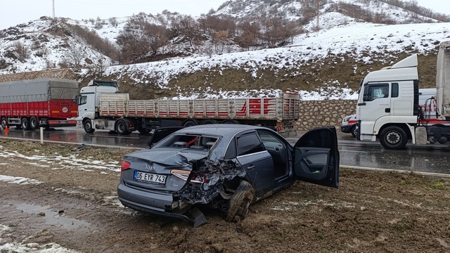 Amasya'da otomobil ile panelvan çarpıştı, 4 kişi yaralandı