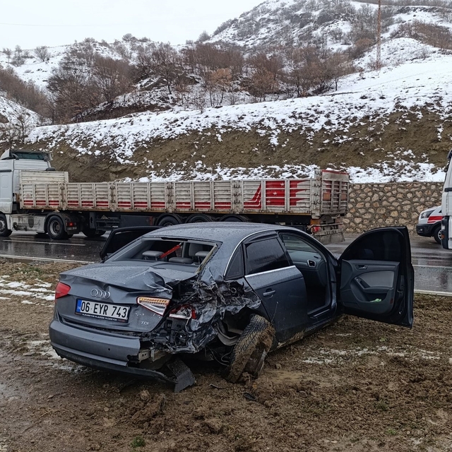 Amasya'da otomobil ile panelvan çarpıştı, 4 kişi yaralandı