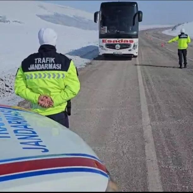 Ardahan'da otobüsler yolcu gibi seyahat eden jandarma ekiplerince denetleni...