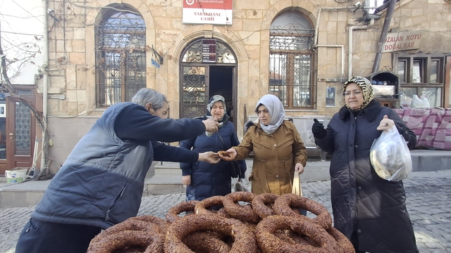 Beypazarı'nda yaşamını yitiren mahalle sakinleri için simit dağıtıldı