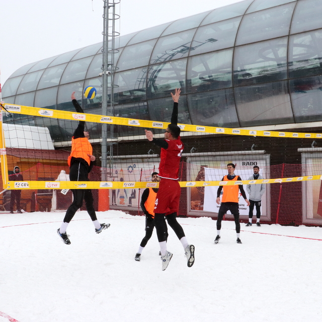 Erzurum'da düzenlenen Üniversiteler Arası Türkiye Kar Voleybolu Şampiyonası...