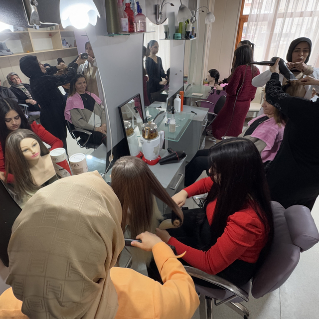 Elazığ'da kadın kursiyerlere cilt bakım seti hediye edildi