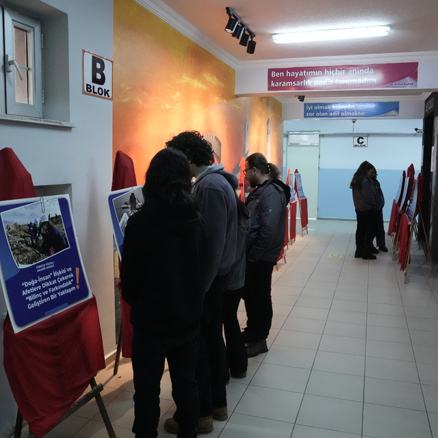 Diyarbakır'da, "Türkiye Yüzyılı Maarif Modeli" okullarda açılan sergiyle ta...