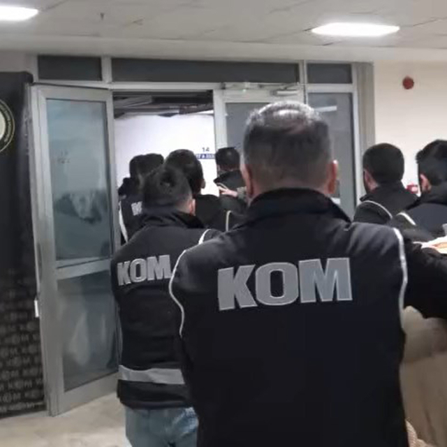 Kendilerini memur olarak tanıtıp 90 milyon TL dolandırdılar