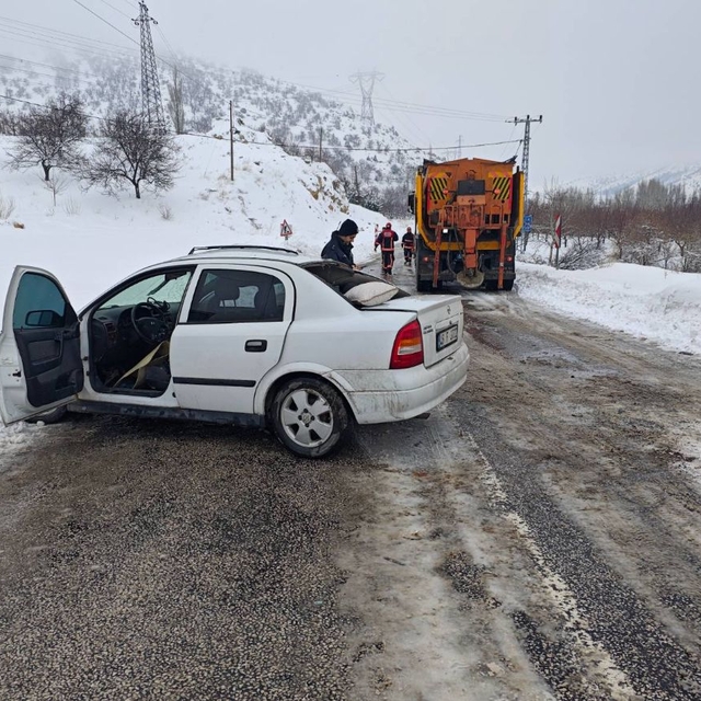 Malatya'da kar küreme aracına çarpan araçtaki yolcu öldü