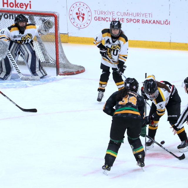 Erzurum'da düzenlenen Üniversiteler Arası Buz Hokeyi Şampiyonası sona erdi