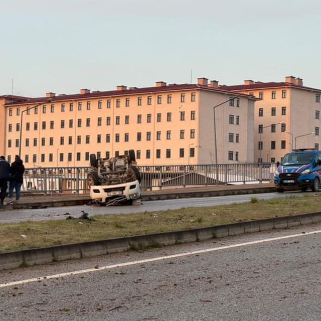 Yalova'da kontrolden çıkarak takla atan pikaptaki 2 kişi yaralandı