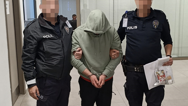 Mersin'de 157 ayrı dolandırıcılık suçundan aranan şüpheli sahte kimlik ve pasaportla yakalandı
