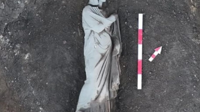 Perge Antik Kenti'ndeki kazı çalışmalarında farklı dönemlere ait 5 heykel bulundu