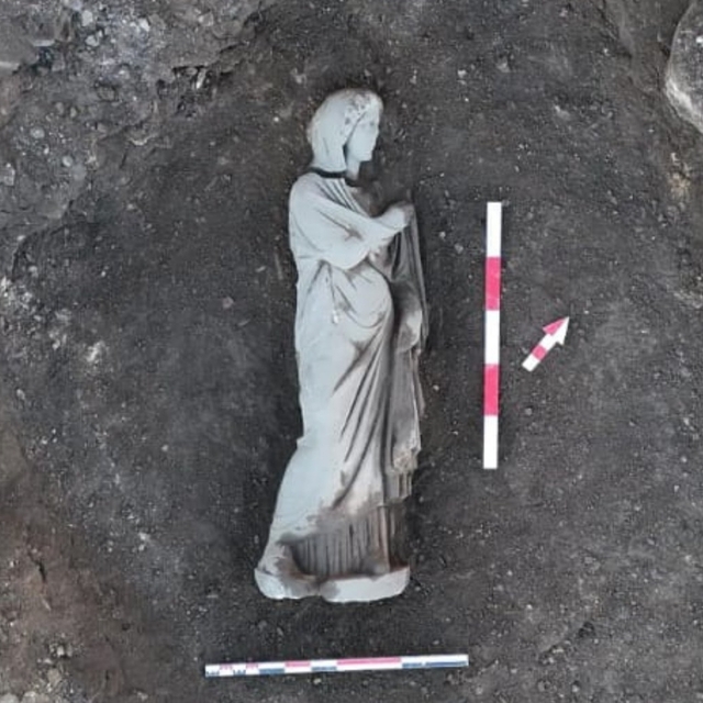 Perge Antik Kenti'ndeki kazı çalışmalarında farklı dönemlere ait 5 heykel b...