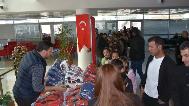 Gaziantep Şehir Tiyatrosunun "Uçtu Uçtu Hezarfen" oyunu Şırnak'ta sahnelendi