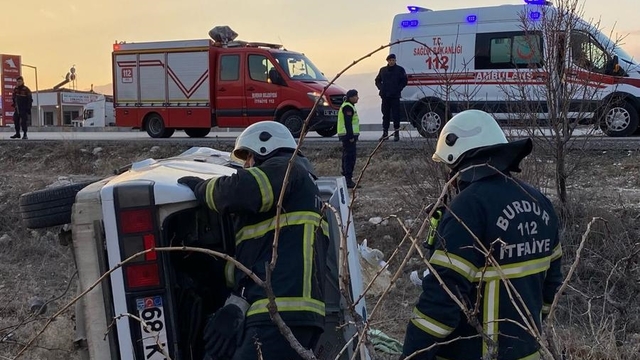 Burdur'da şarampole devrilen otomobildeki 2 kişi yaralandı